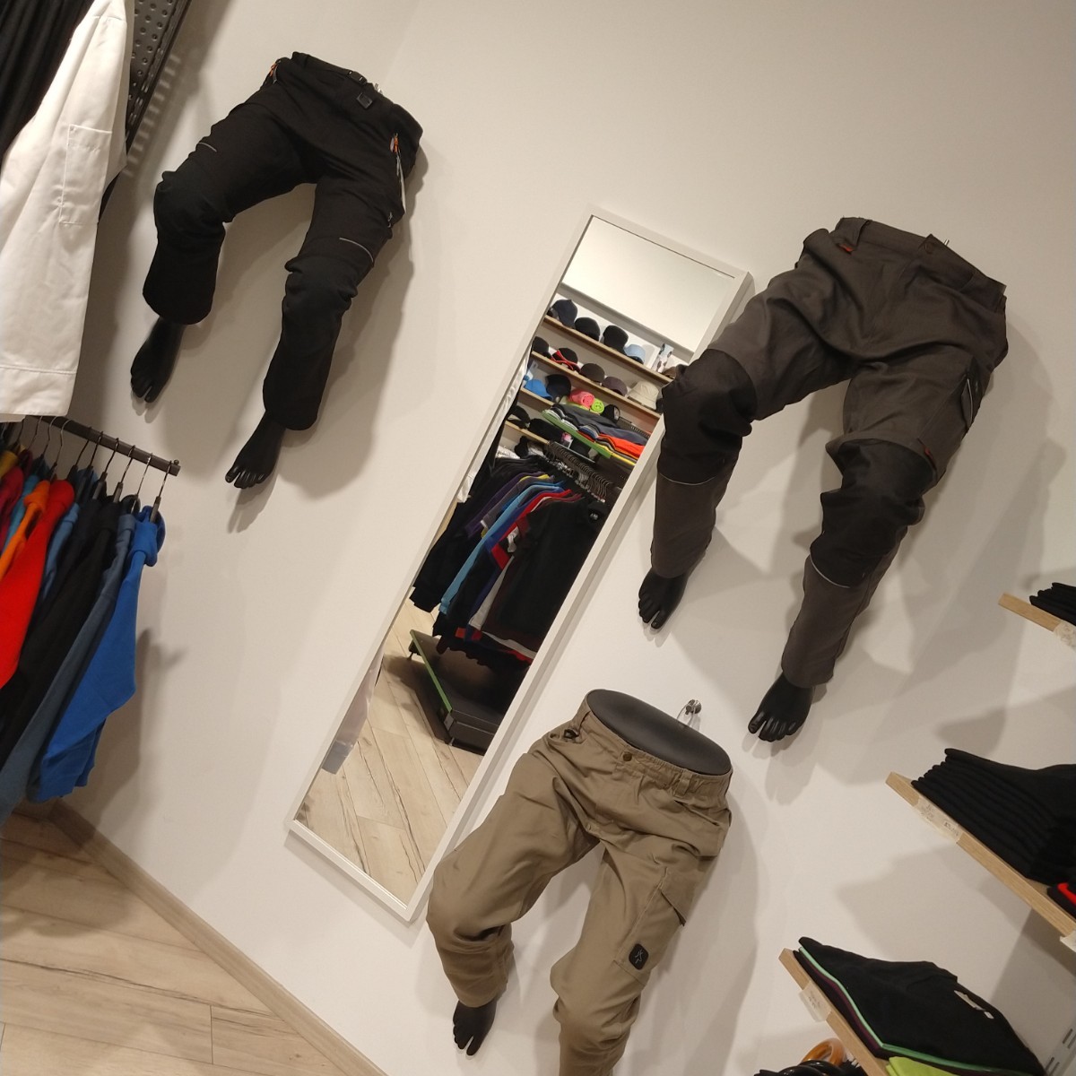 Bild von Arbeitshosen in der Textilausstellung in Winterberg